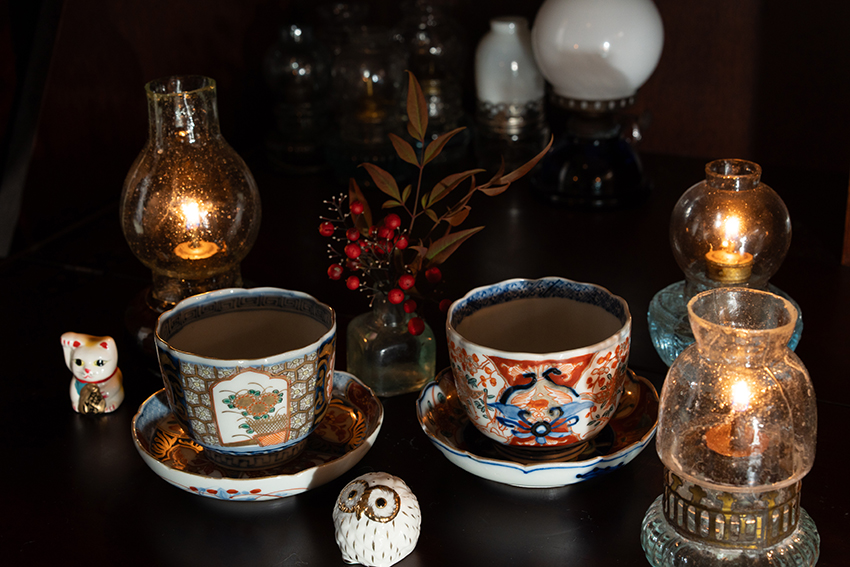 古伊万里の湯呑みセットと招き猫とふくろうの置物 背景には大正豆ランプ
