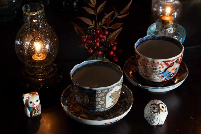 古伊万里の湯呑みセットと招き猫とふくろうの置物　背景には大正豆ランプ