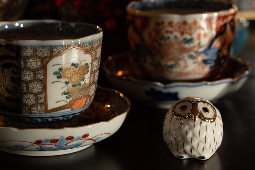 古伊万里の湯呑みセットとふくろうの置物