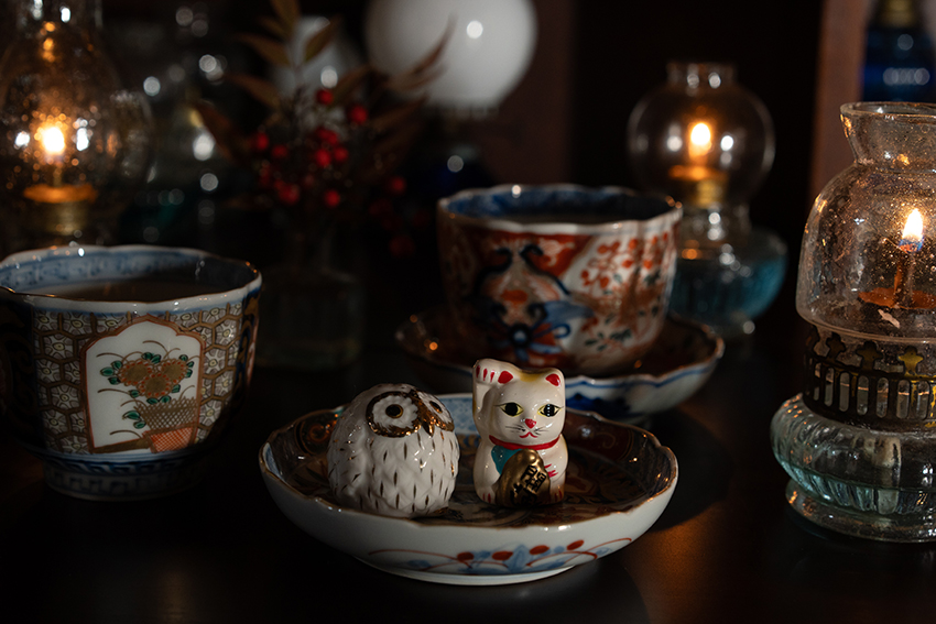 古伊万里の湯呑みセットと招き猫とふくろうの置物