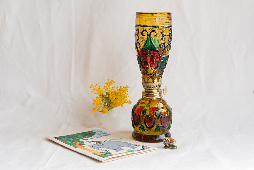 オリエンタル灯油ランプとミモザ