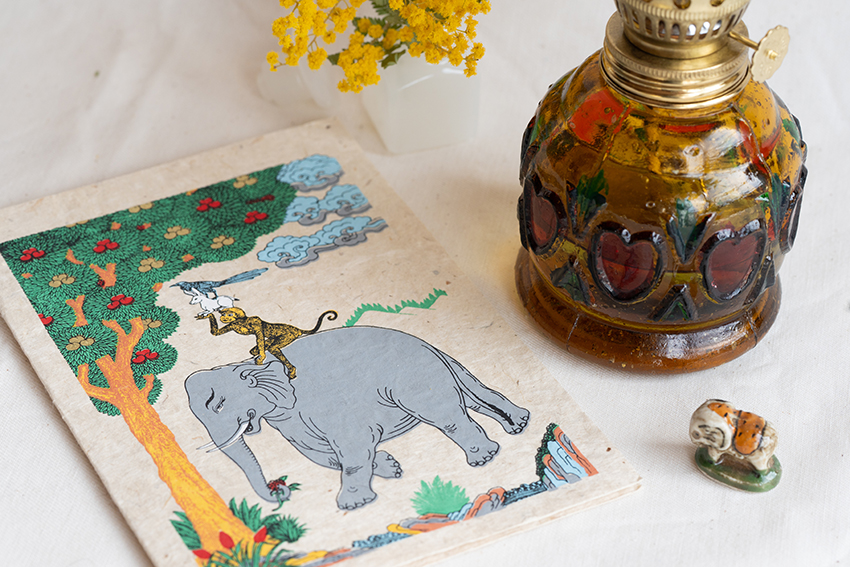 オリエンタル灯油ランプとブータンの絵はがき　象のフェーヴ