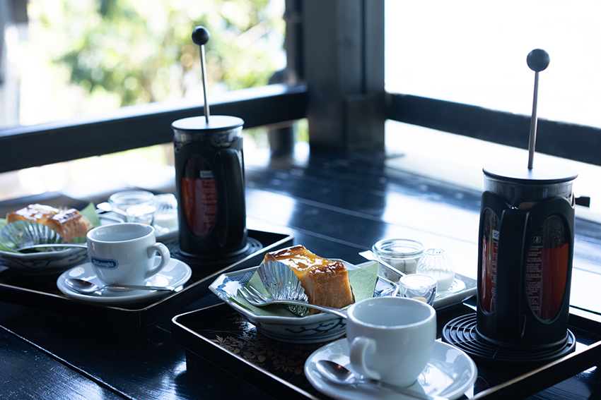滋賀 古道具海津カフェ フレンチプレスコーヒーと洋ナシのタルト