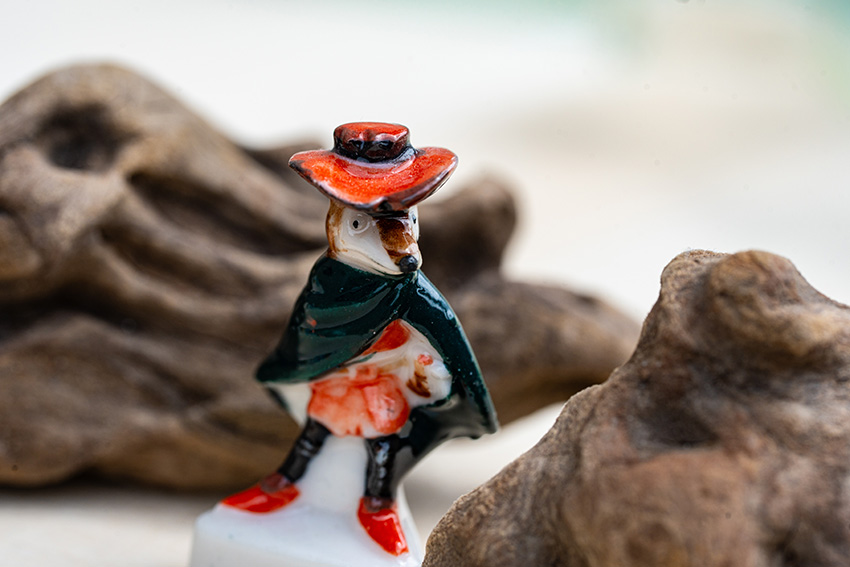 赤い帽子とマントのキツネのフェーヴ 正面